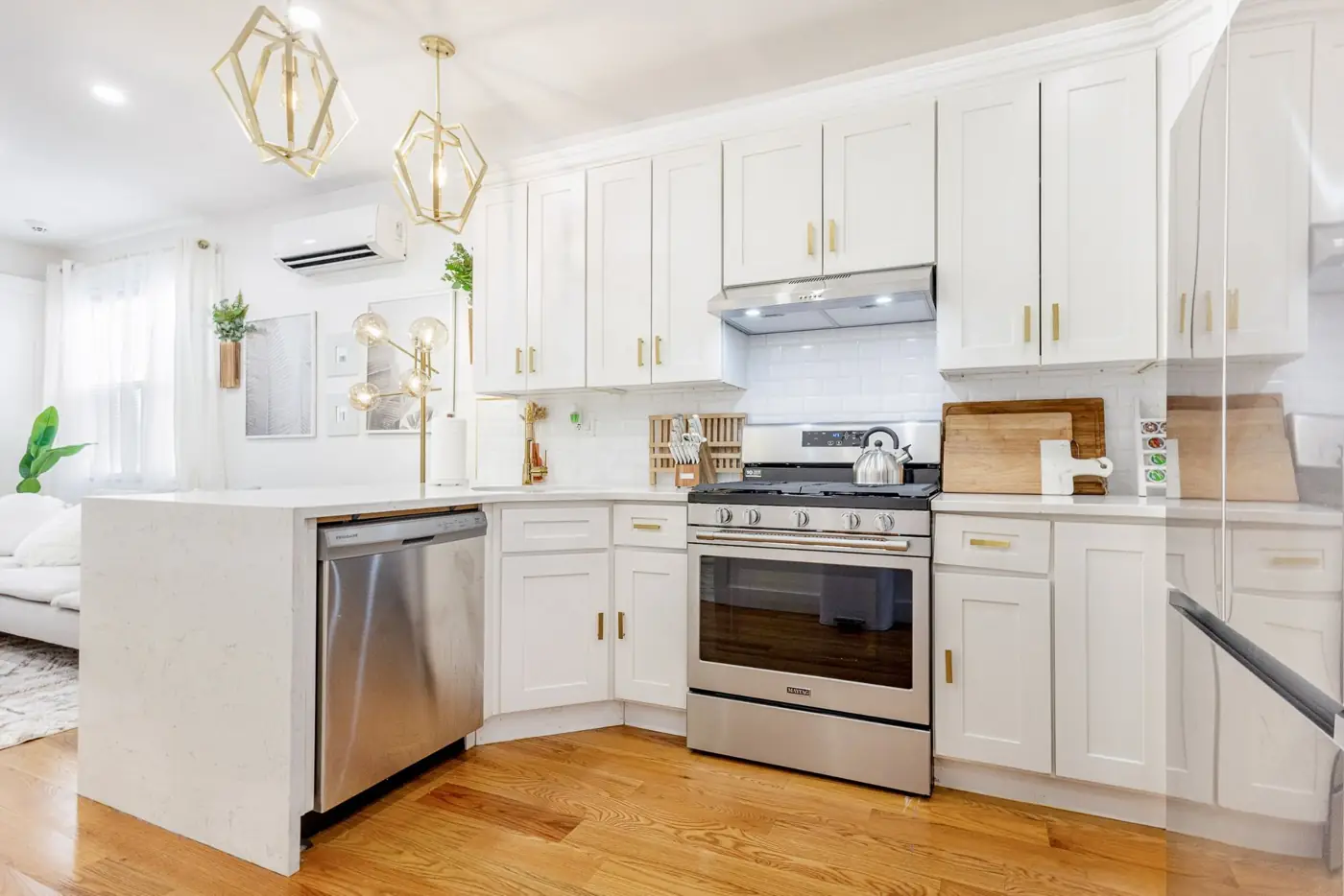 Full kitchen in a furnished Brooklyn crew home